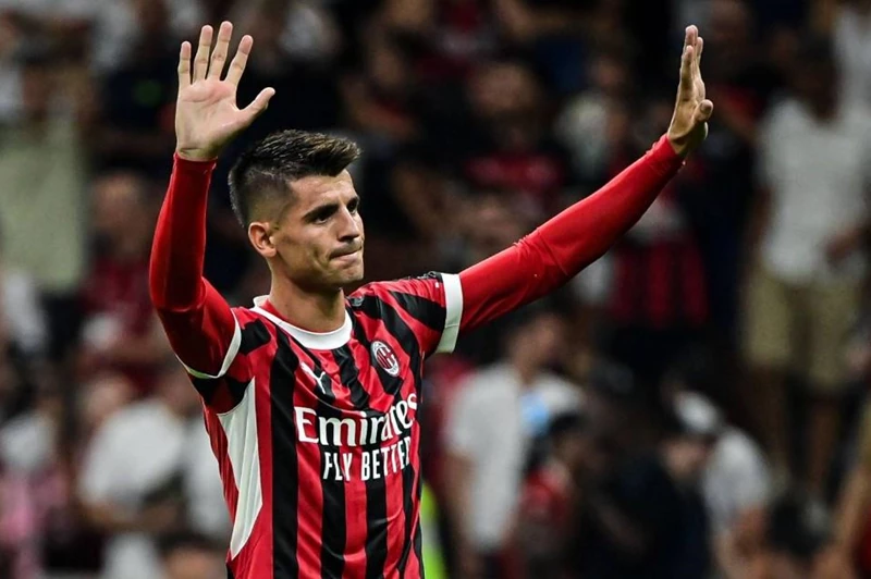 رغم موافقة اللاعب والنادي.. أسباب تعطل انتقال موراتا إلى كومو